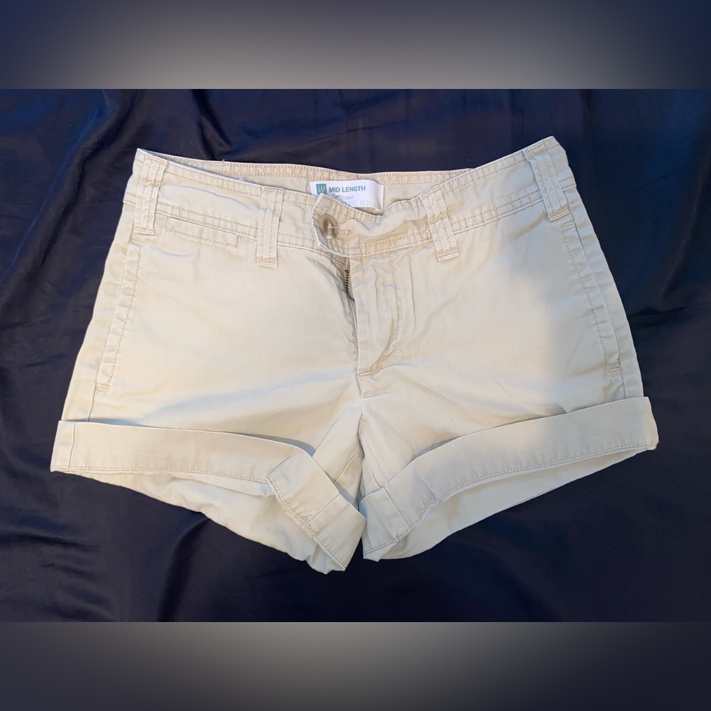 GAP Women’s 3-in inseam khaki shorts